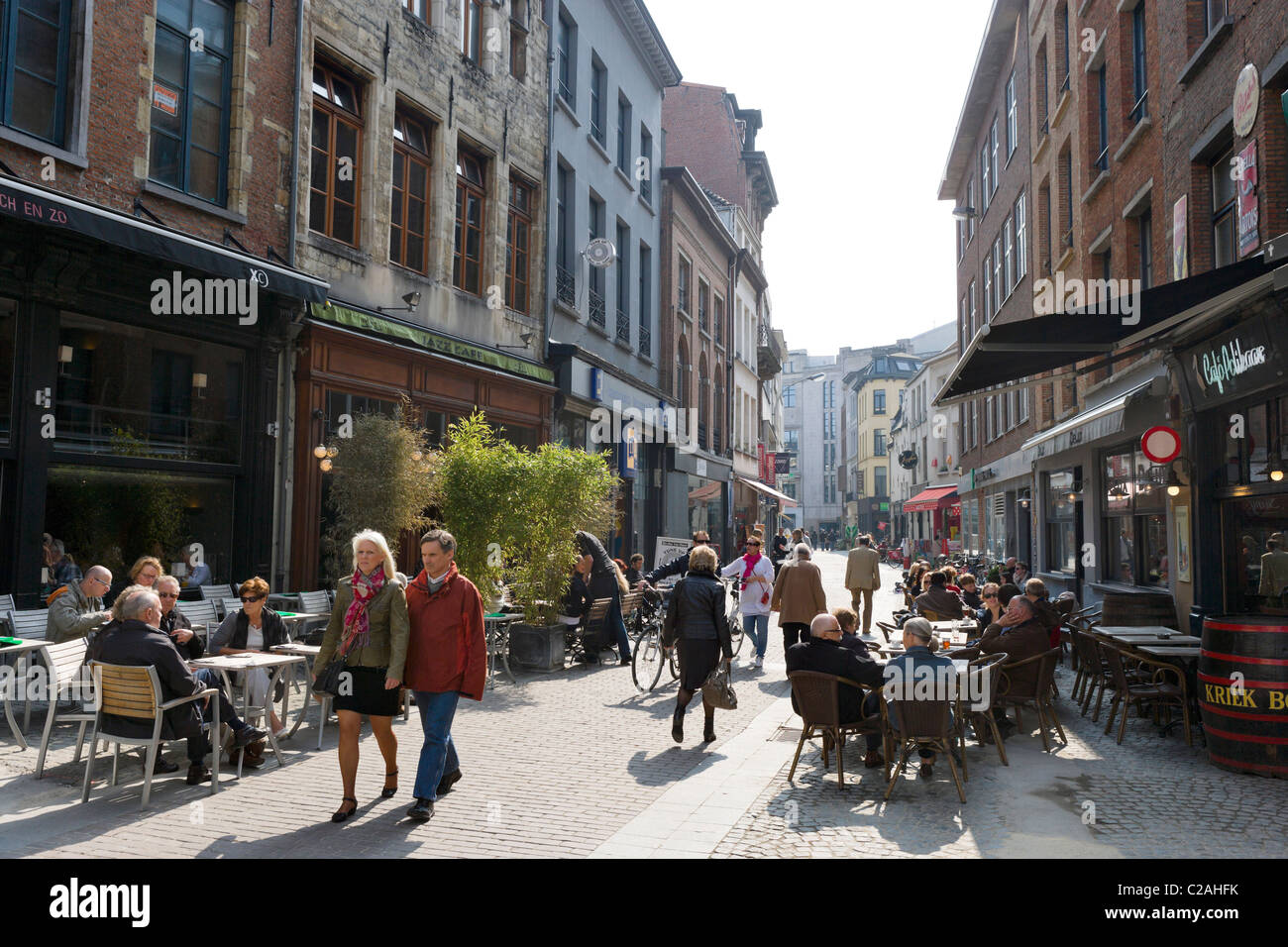 Antwerpen, Belgien. Geschäfte und Cafés am Melkmarkt im Zentrum Stadt, Antwerpen, Belgien Stockfoto