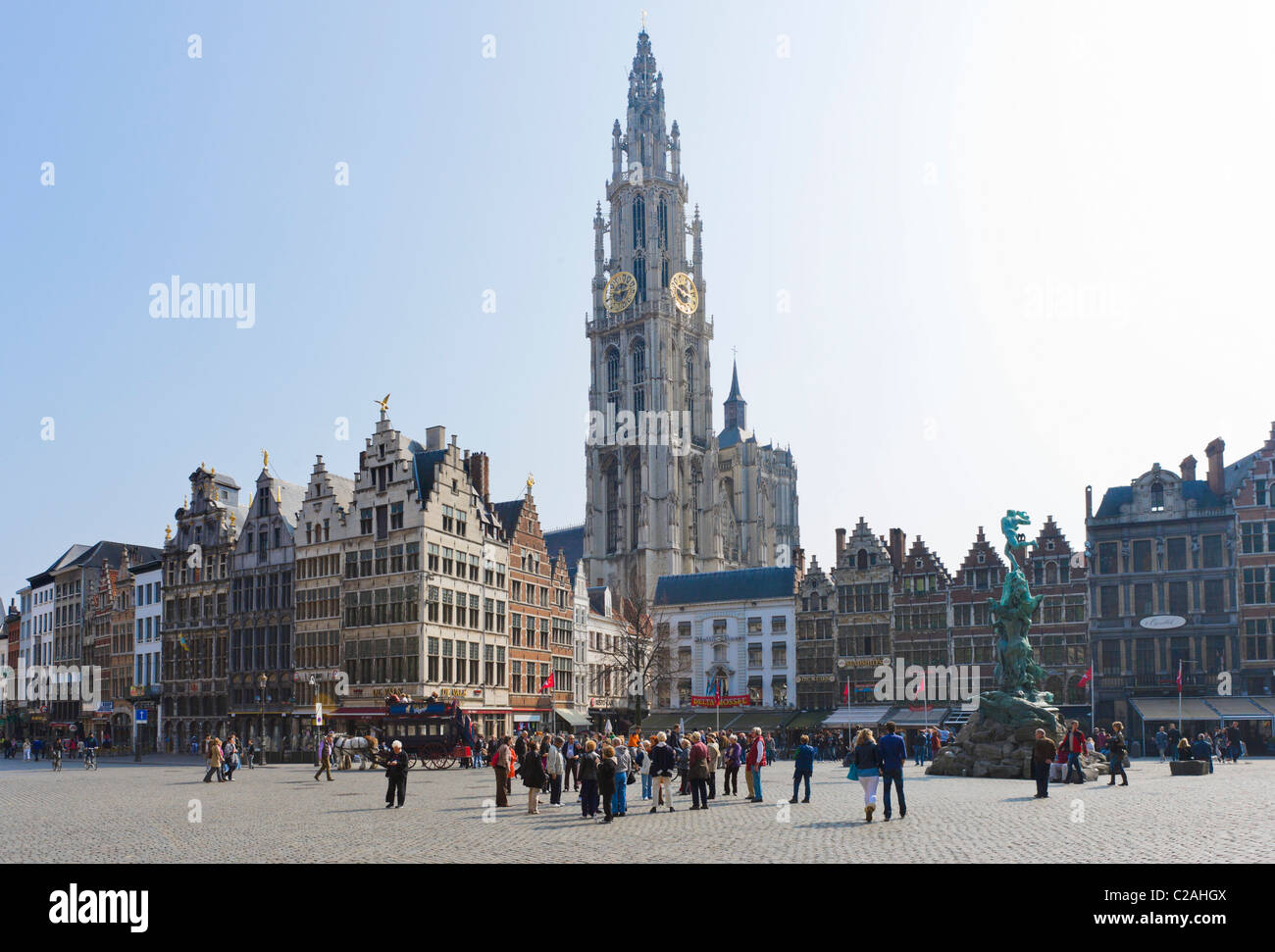 Die Grote Mark (Hauptplatz) und Brabo-Brunnen mit Onze-Lieve-Vrouwekathedraal (Kathedrale) hinter, Antwerpen, Belgien Stockfoto