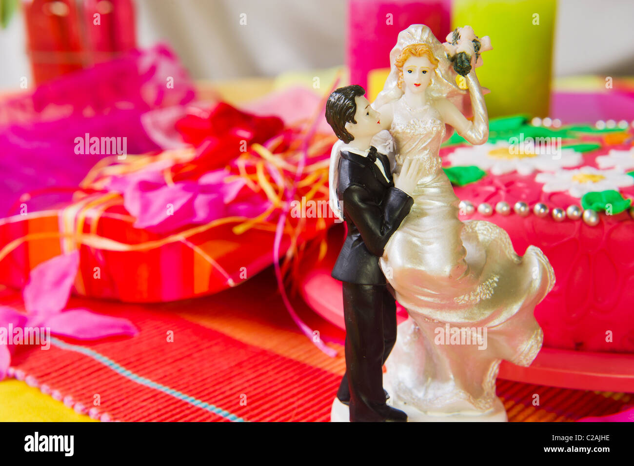 Hochzeitstorte Puppen Stockfotos und -bilder Kaufen - Alamy