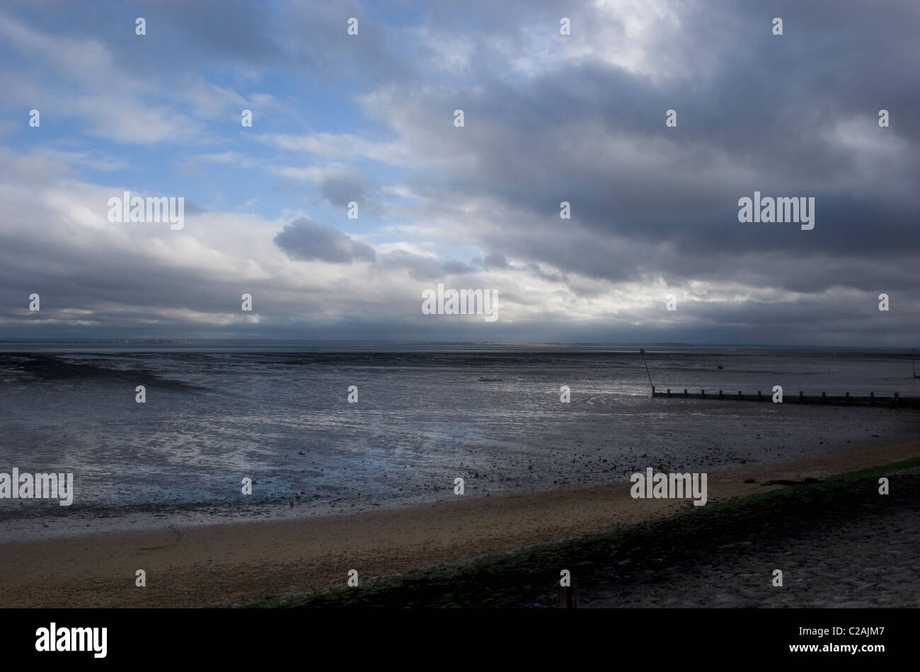 Meer Blick Strand Scape Abend spät Sonnenuntergang Dunkelwolke Himmelblau Gezeiten Welle Pause Wind Mündung Essex Nordufer Themse Reflexion Stockfoto