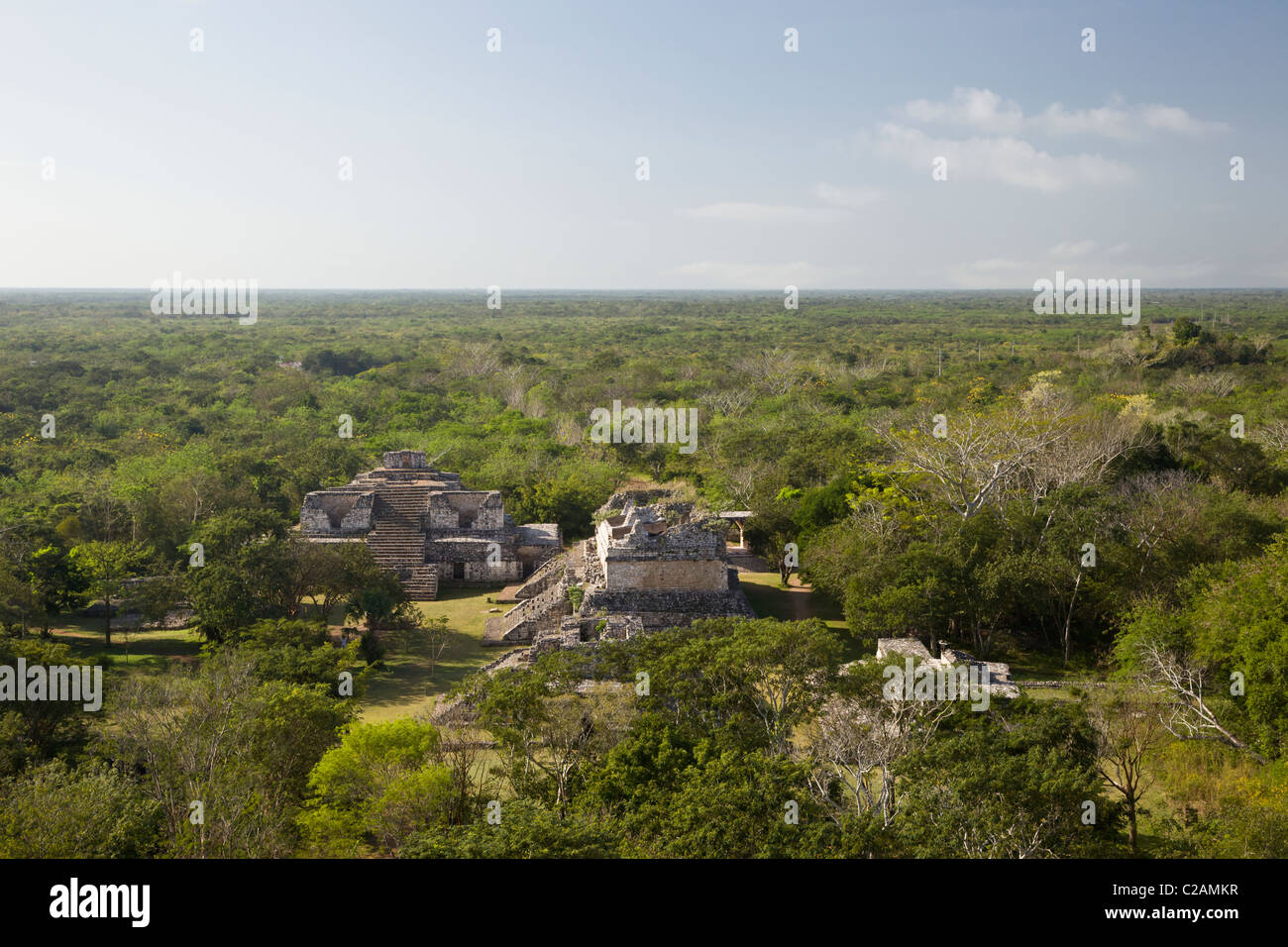 Überblick über die ovale Palast und Twin-Pyramiden im Maya Ruinen von Ek Balam von der Akropolis, Halbinsel Yucatan, Mexiko. Stockfoto
