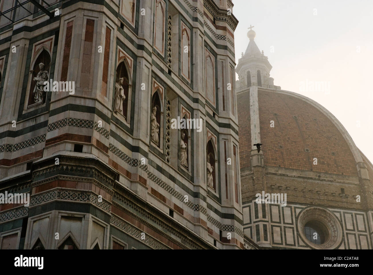 Florenz, Italien, Florenz Kathedrale und Giottos Campanile an einem nebligen Tag Stockfoto