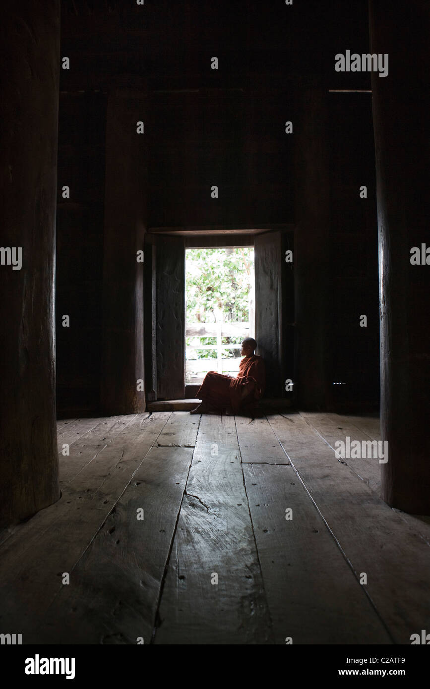 Bagaya Kyaung Kloster, Amarapura, Myanmar, Mönch aus der Tür in Gedanken suchen Stockfoto