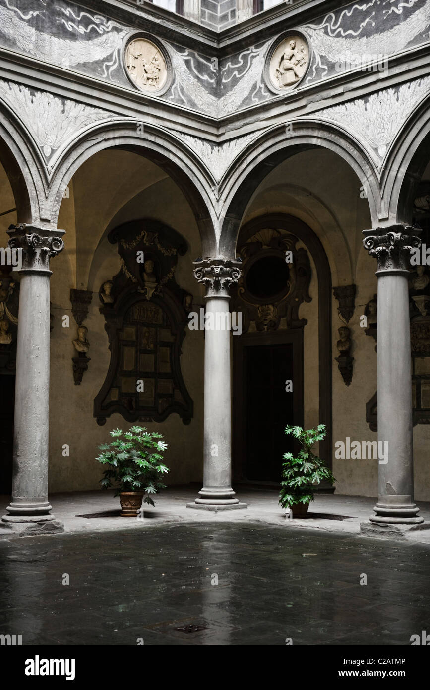 Florenz, Italien, Innenarchitektur für Bögen und Säulen Stockfoto