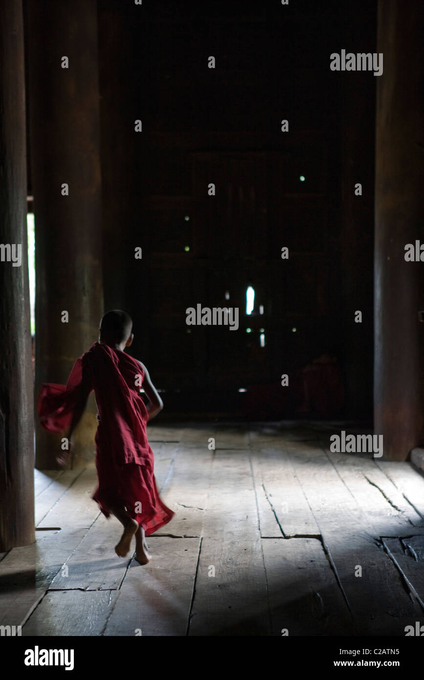 Bagaya Kyaung Kloster, Amarapura, Myanmar, Mönch laufen Stockfoto