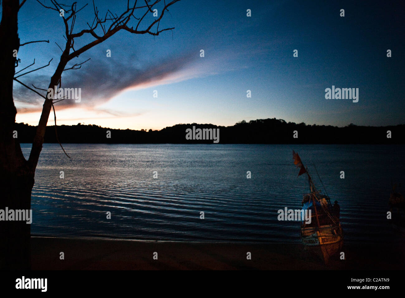 Südamerika, Amazonas, Fischerboot in Ufer kommen in der Dämmerung Stockfoto