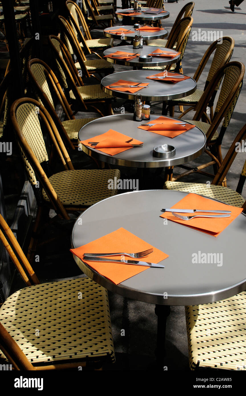 Tische mit Servietten und Besteck im Straßencafé Stockfoto