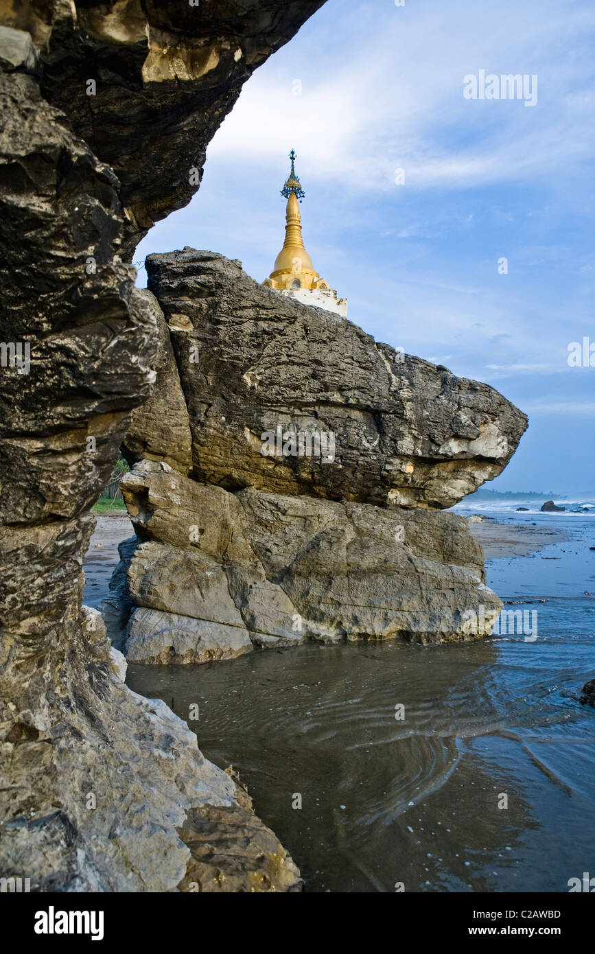Pagode auf Felsen am Ngwe Saung Strand, Myanmar Stockfoto