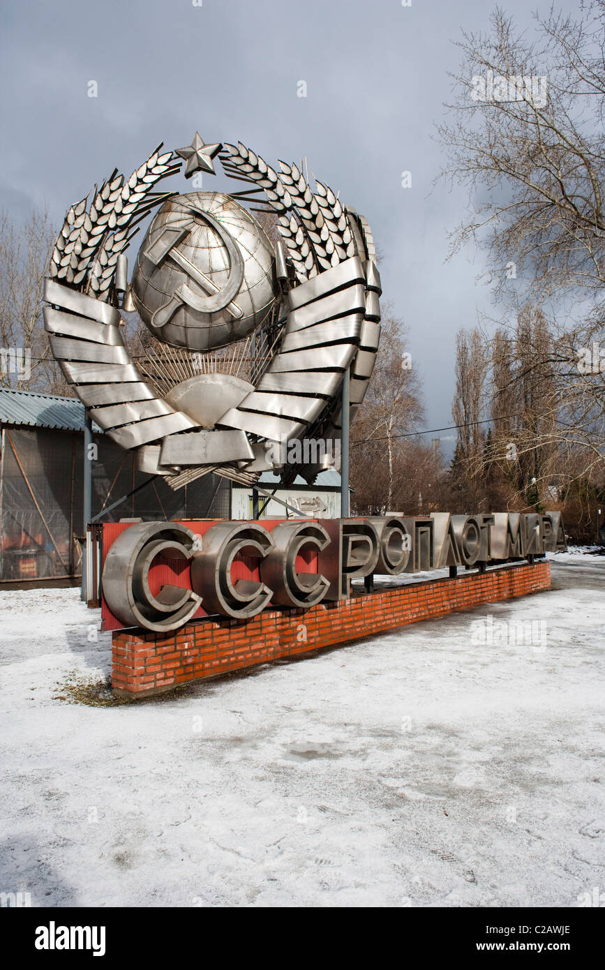 Ausrangierte CCCP-Emblem in Muzeon Park der Künste, Moskau, Russland Stockfoto