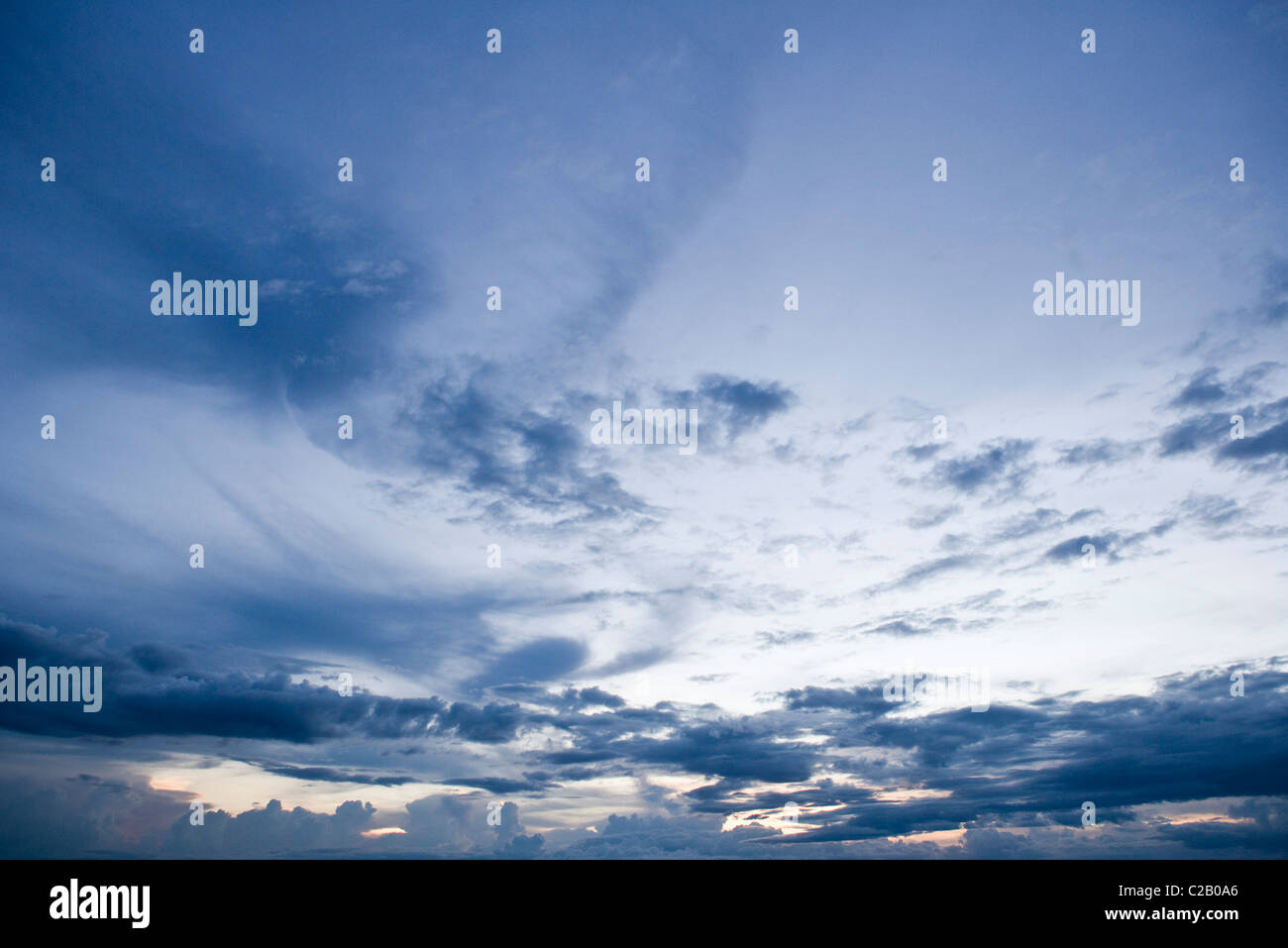 Wolken und Himmel bei Sonnenuntergang Stockfoto