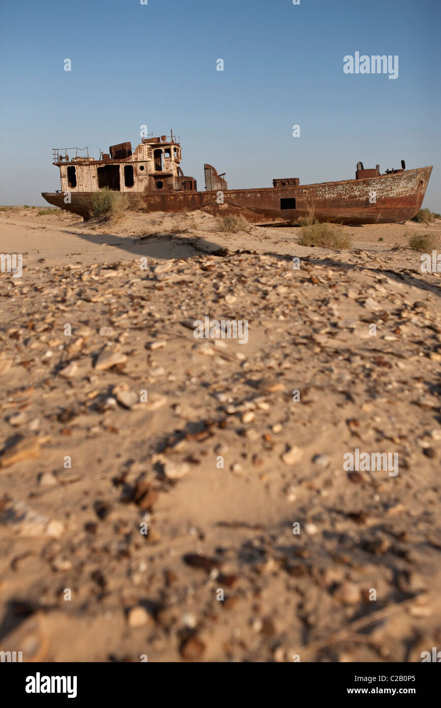 Usbekistan, Moynaq, rostige Boot gestrandet in der Wüste, die früher der Aral-See Stockfoto