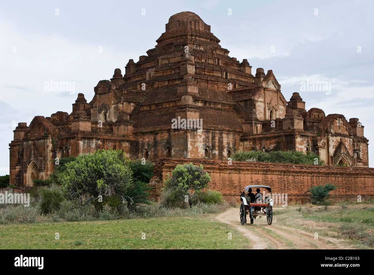 Bagan, Myanmar, Pferdekutsche fahren in Richtung Dhammayangyi Tempel Stockfoto
