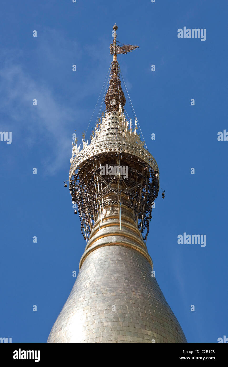 Yangon, Myanmar, Dutzende von Glöckchen Verzierung oben der Shwedagon-Pagode Stockfoto