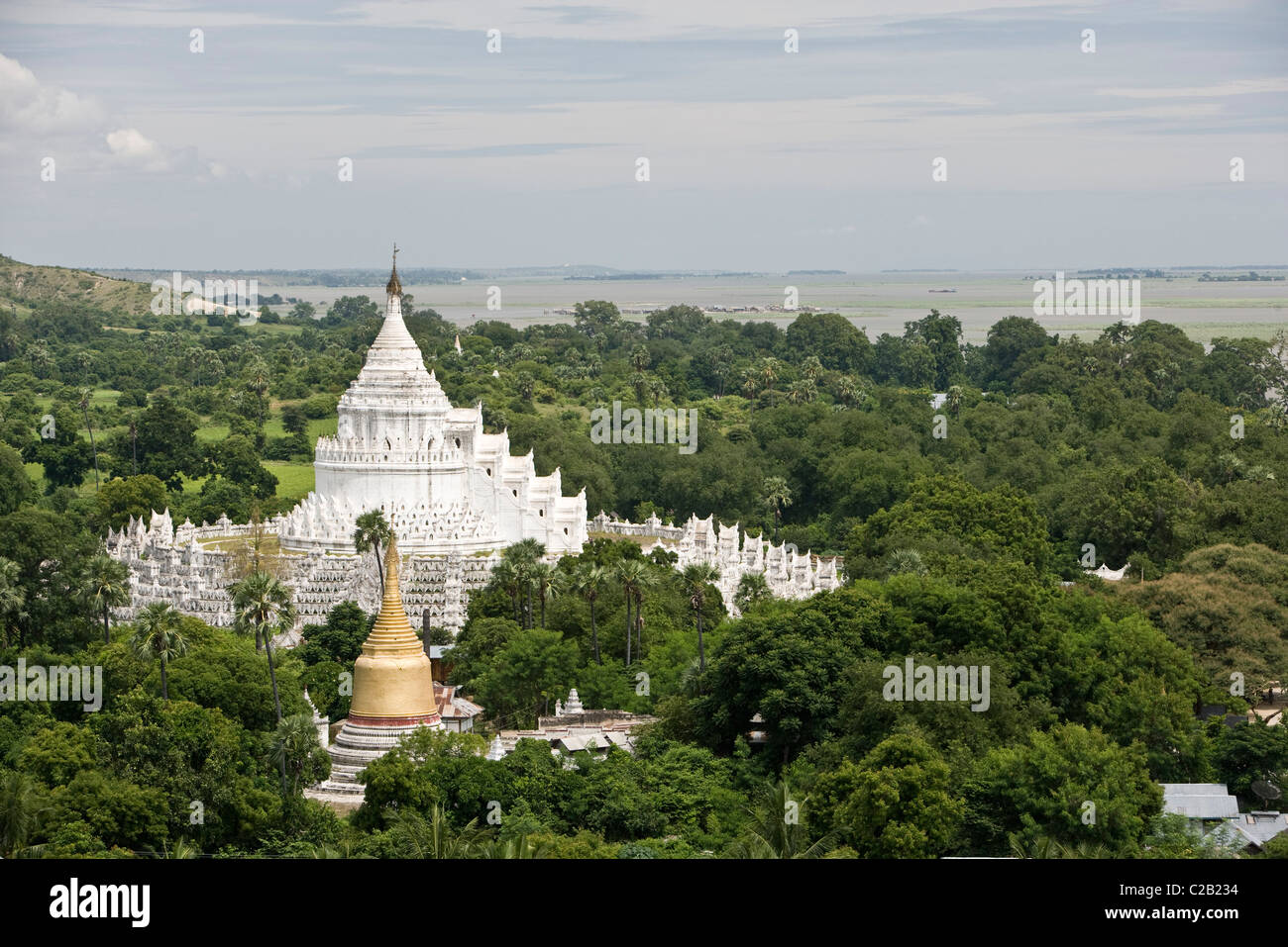 Mingun, Myanmar, Hsinphyumae (Myatheindan) Pagode Stockfoto