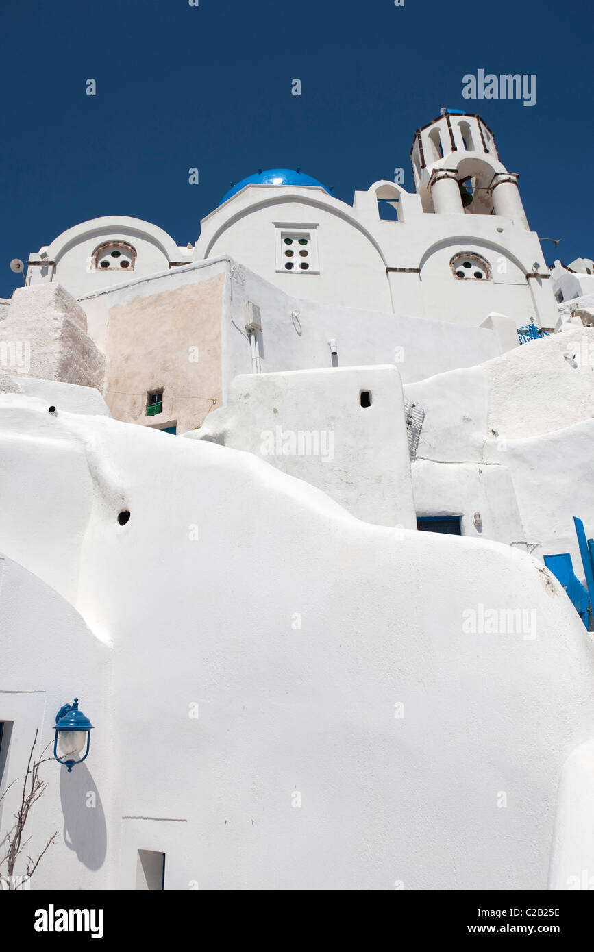 Griechenland, Kykladen, Santorini (Thera), weißem Stuck Gebäuden gegen blauen Himmel, niedrigen Winkel Ansicht Stockfoto