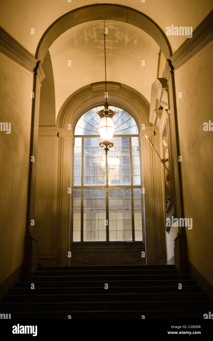 Treppenhaus führt zu verglaste Fenster, Lampe hängend Gewölbedecke Stockfoto