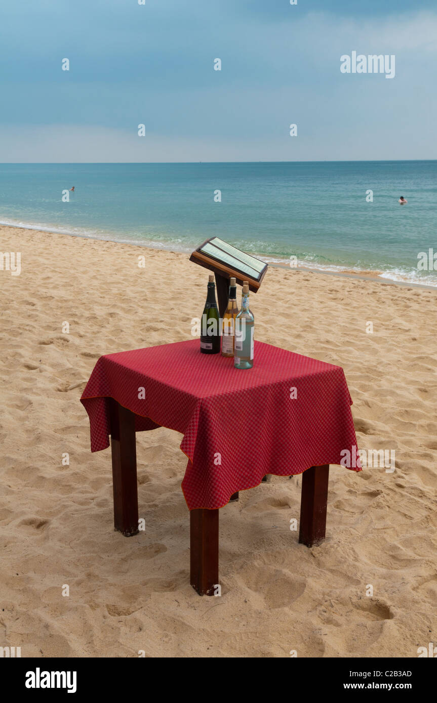 eine einladende Tabelle am schönen langen Strand auf der Insel Phu Quoc in Vietnam Stockfoto