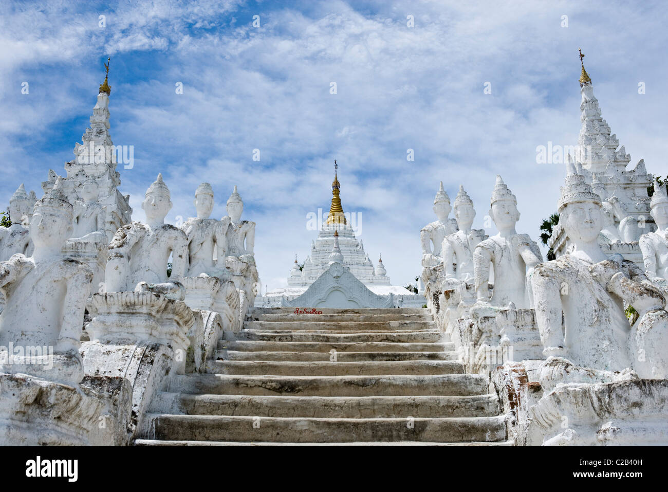 Mingun, Myanmar, Stufen hinauf zur Hsinphyumae (Myatheindan) Pagode Stockfoto