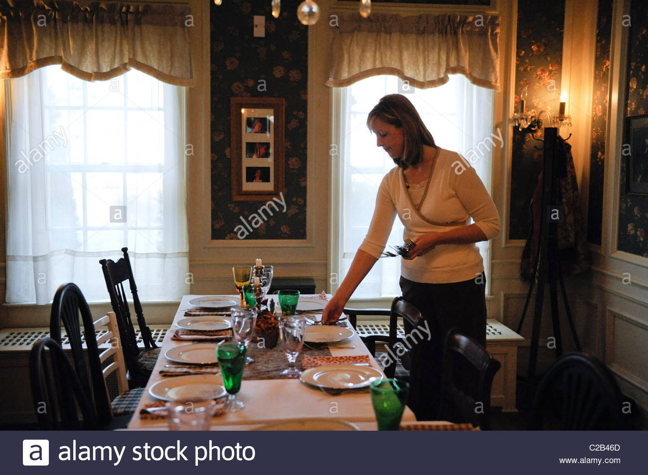 Eine Frau Legt Einen Tisch Zum Abendessen In Ihrem Haus In