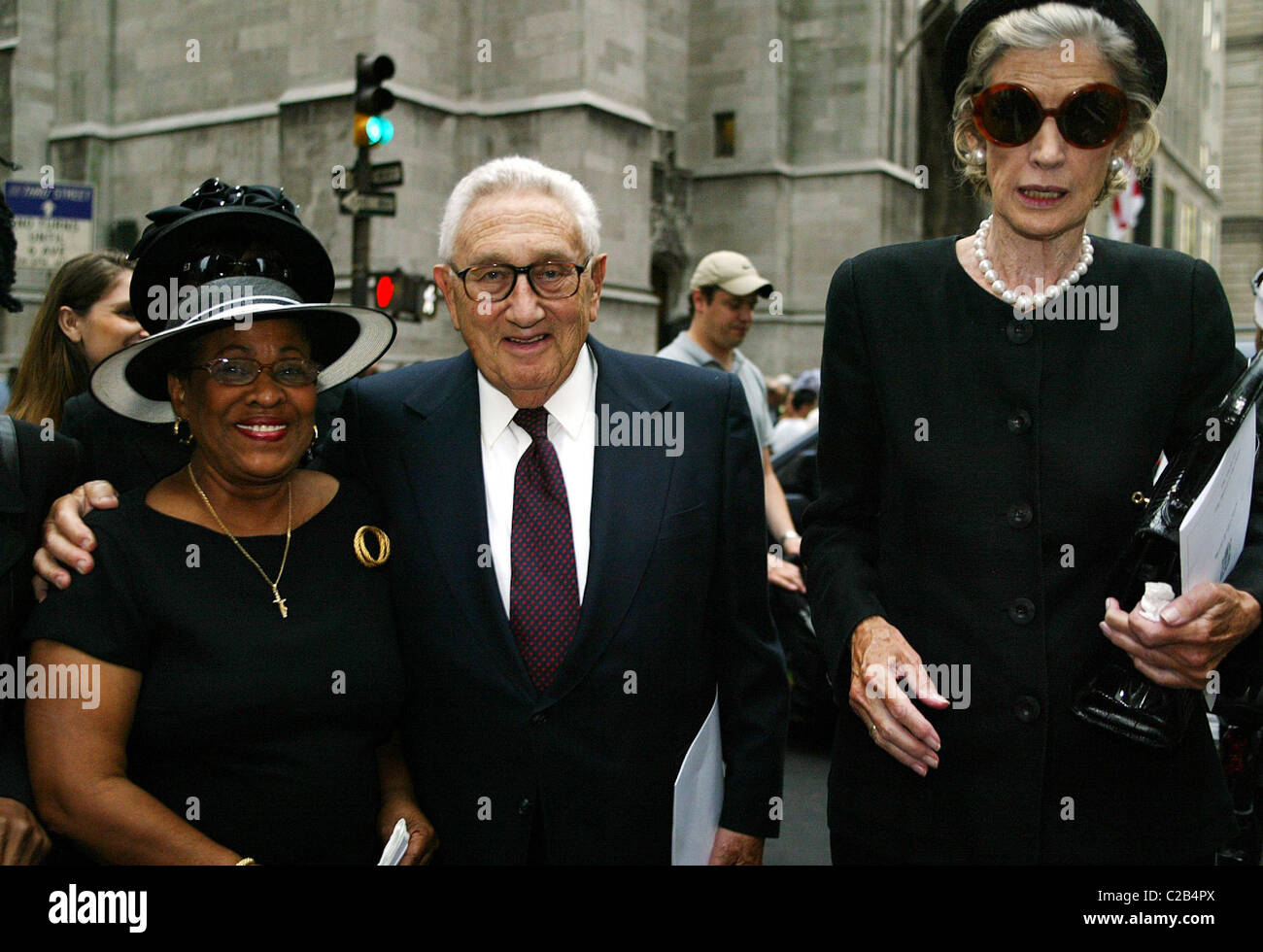 Beverly Thompson, Henry Kissinger, Nancy Kissinger der Beerdigung von Brooke Astor in St. Thomas Church in Manhattan. Die Stockfoto