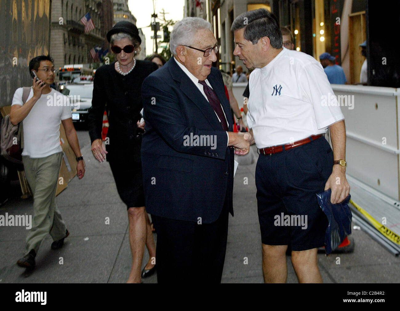Henry Kissinger, Nancy Kissinger der Beerdigung von Brooke Astor in St. Thomas Church in Manhattan. Der Philanthrop und Stockfoto
