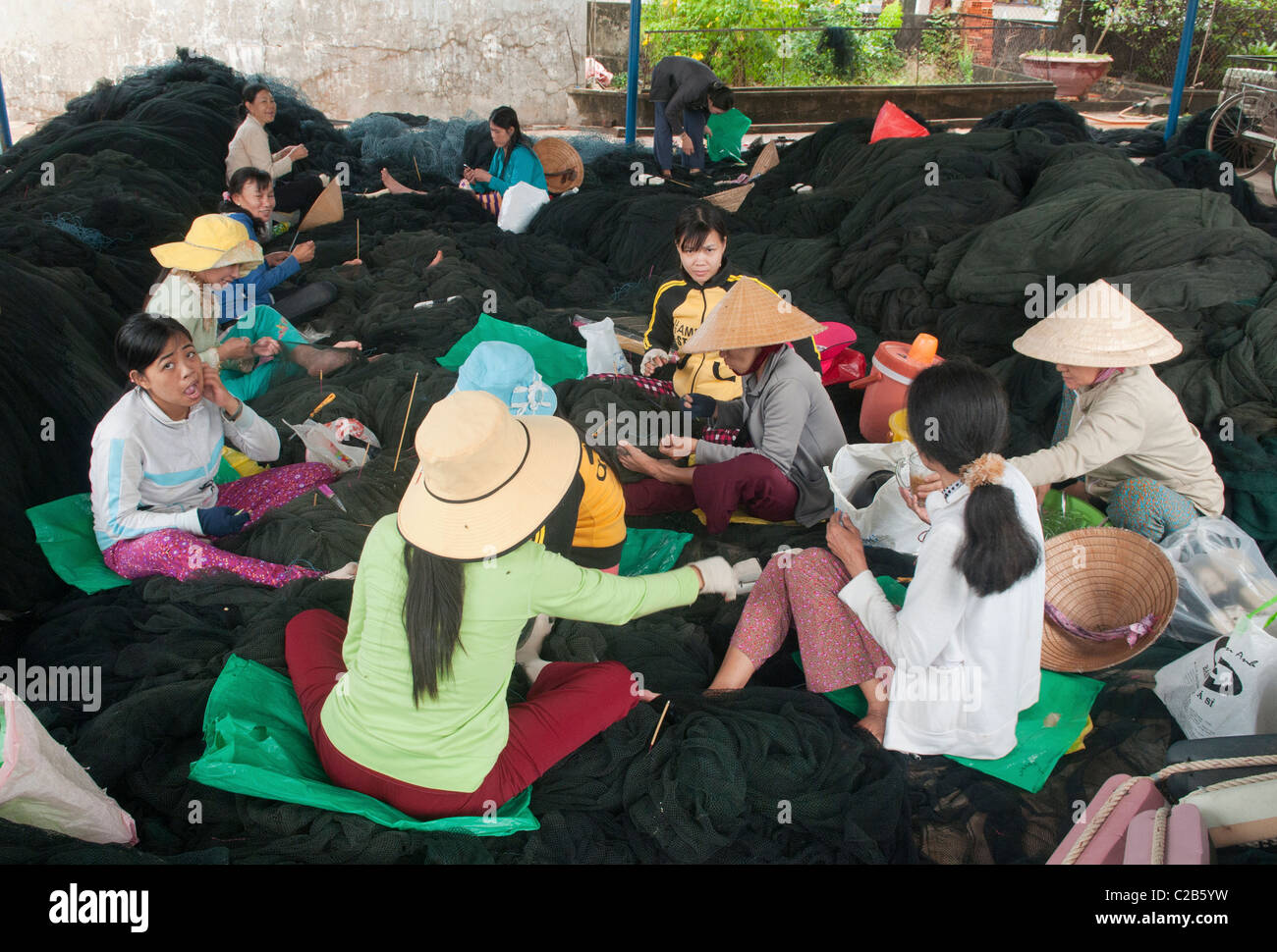 Frauen, die Reparatur Fischernetze in einem Dorf auf der Insel Phu Quoc in Vietnam Stockfoto