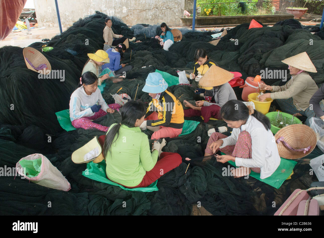 Frauen, die Reparatur Fischernetze in einem Dorf auf der Insel Phu Quoc in Vietnam Stockfoto
