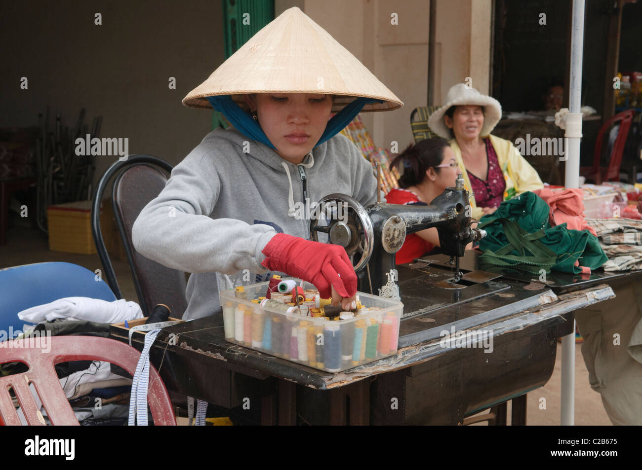 Schneiderin auf dem Markt auf der Insel Phu Quoc in Vietnam Stockfoto