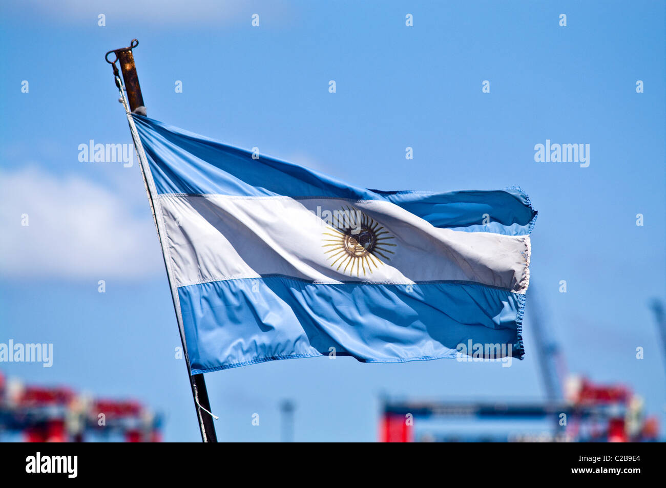 Die argentinische Flagge flattert im Wind von einem Boot Fahnenmast im Hafen. Stockfoto