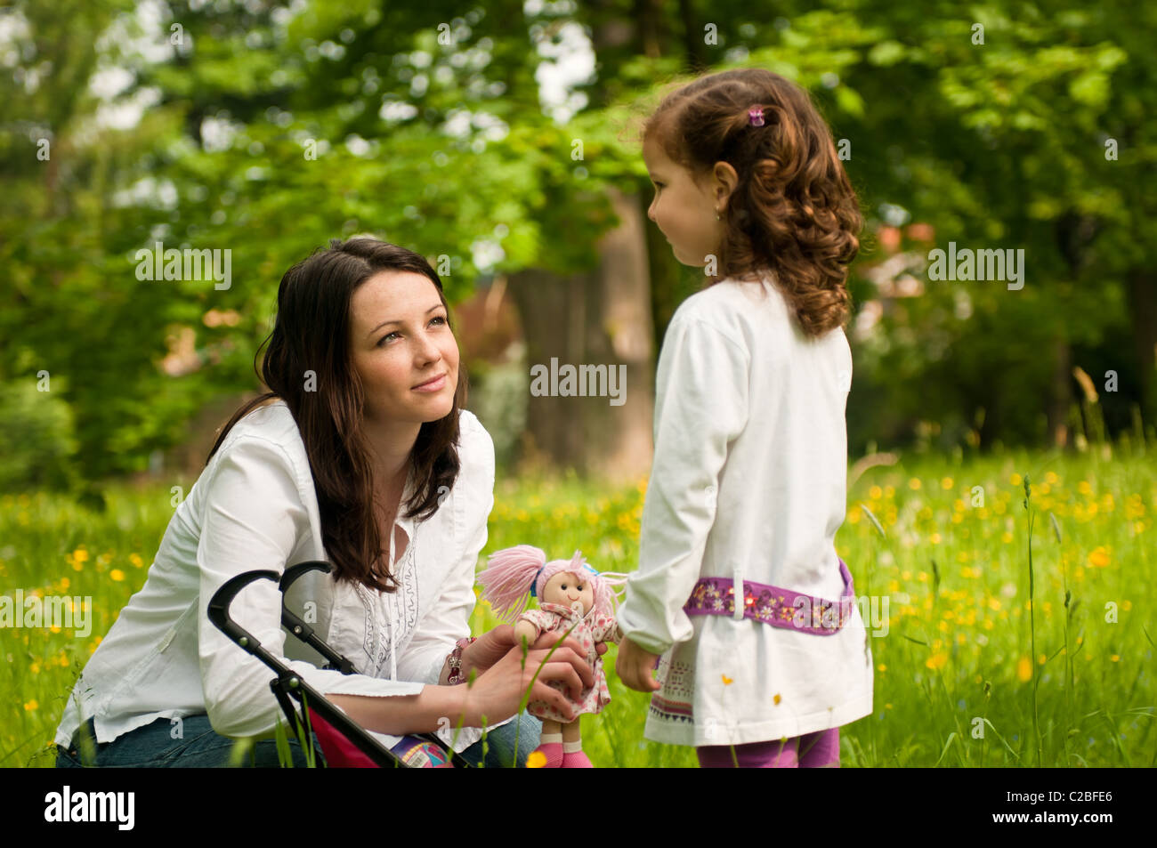 Mutter verbringt Zeit mit ihr niedliche Mädchen draußen im Park - Nostalgie-Stimmung Stockfoto