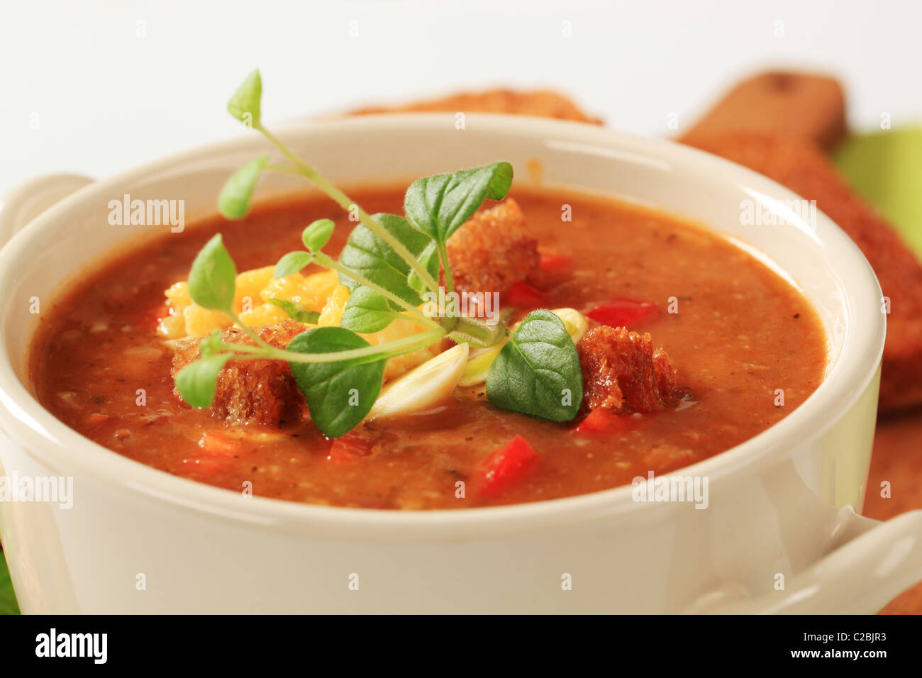 Tasse vegetarische Gulaschsuppe und geröstetem Brot Stockfoto