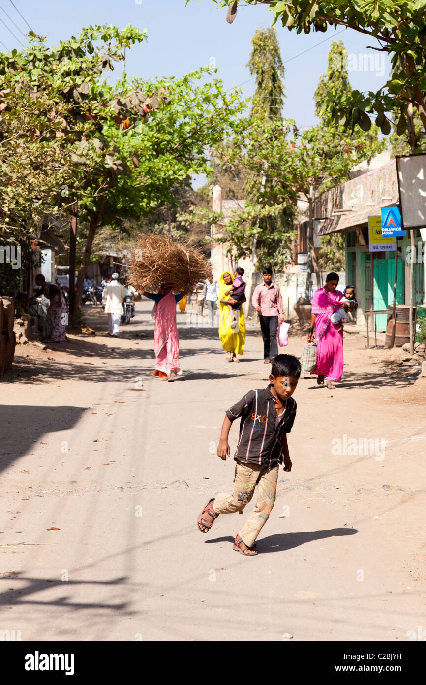 Typische Straßenszene im ländlichen Indianerdorf Valsang Maharashtra Indiens Stockfoto