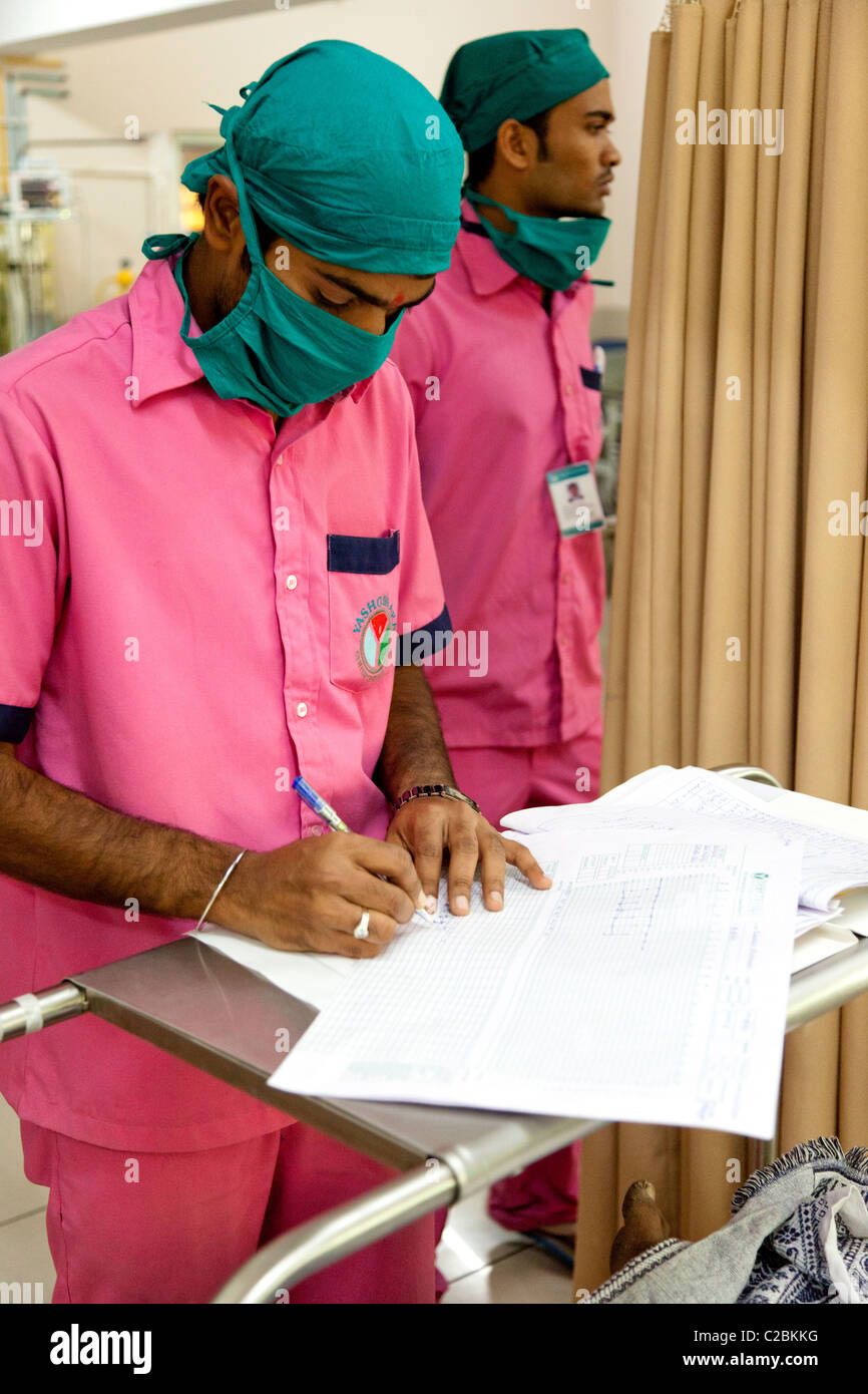 Eine Krankenschwester schreibt sich Patienten Noten in eine Intensive Care Unit (ICU) in Indien Yashodhara Krankenhaus Sholapur Stockfoto