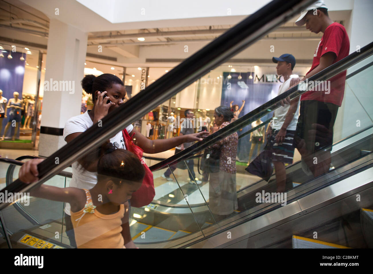 Neue brasilianische Medium-Klasse im Nova Amerika Shopping Center, befindet sich in einem ehemaligen mittellose Rio De Janeiro, Brasilien. Stockfoto