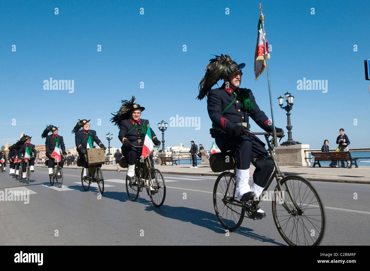 Bersaglieri italienische Armee Italien einheitliche Uniformen Federn in Hüte Hut auf Stil stilvoll cool Reiten Fahrräder Fahrrad Zyklen radeln Stockfoto
