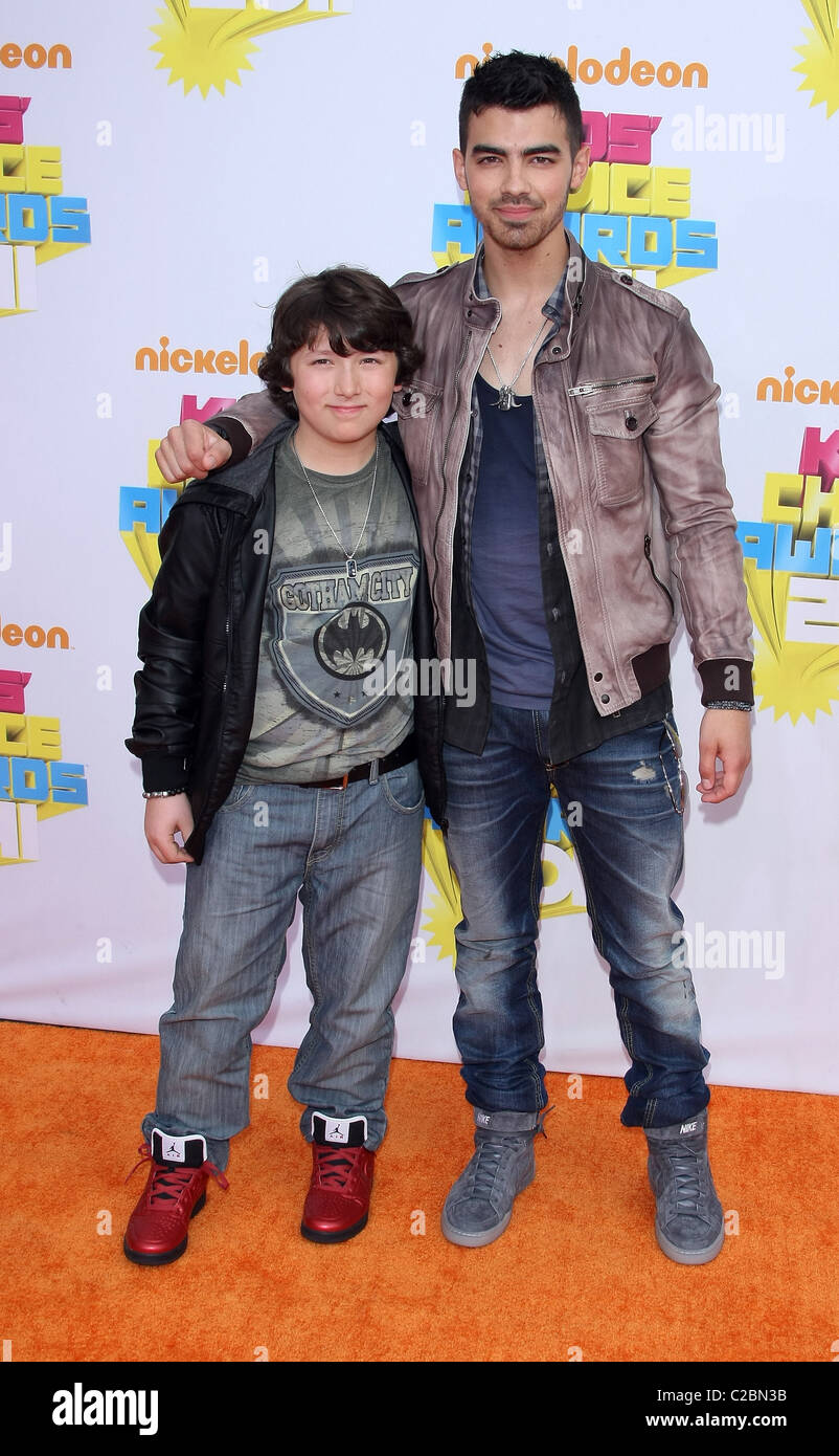 FRANKIE JONAS JOE JONAS NICKELODEON 24. jährliche KIDS CHOICE AWARDS die Innenstadt von LOS ANGELES Kalifornien USA 2. April 2011 Stockfoto