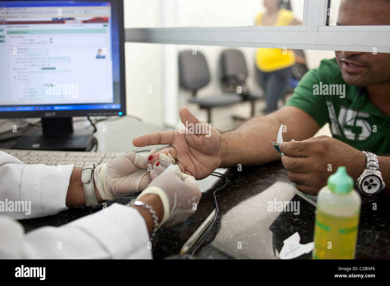Blutentnahme mit Finger-Stick für Malaria diagnostische Labortest. Fundação de Medicina Tropical do Amazonas Brasilien Stockfoto