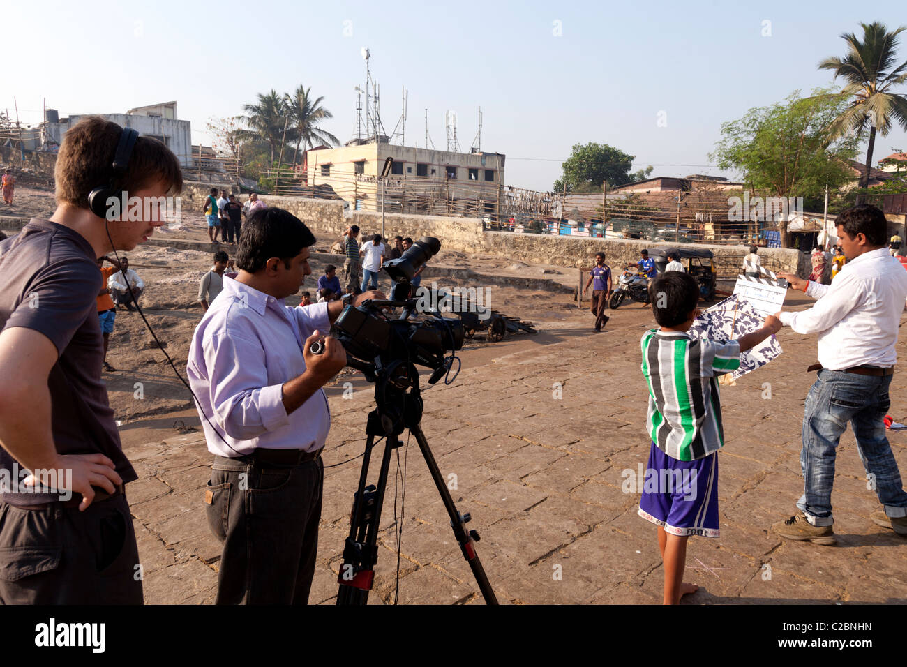 Kameramann, die Bedienung einer Kamera auf eine Lage Dreharbeiten in Mumbai, Maharashtra, Indien Stockfoto