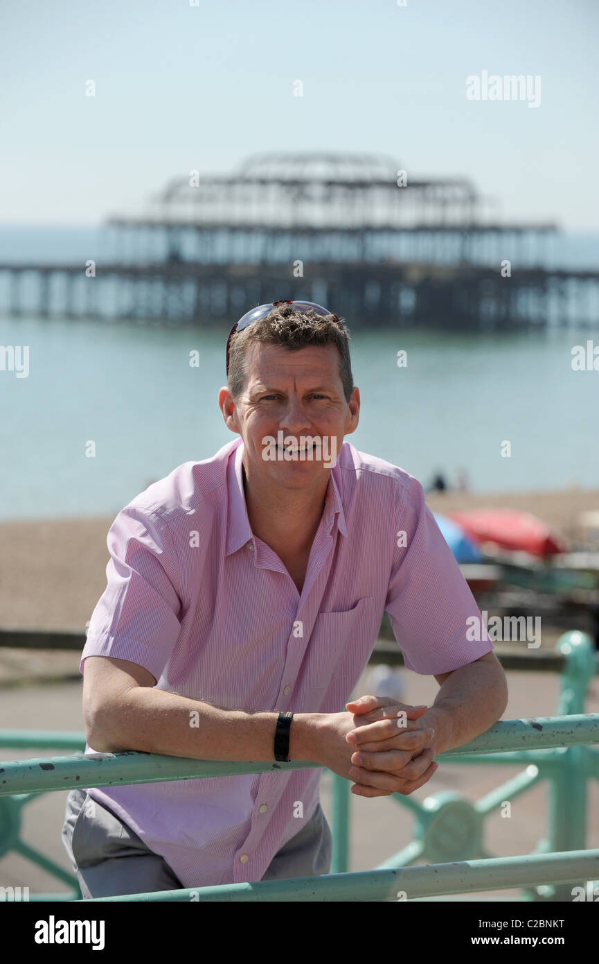 Ehemalige 1500m Weltmeister und Weltrekordhalter Steve Cram an Brighton Strandpromenade vor dem diesjährigen Brighton Marathon 2011 Stockfoto
