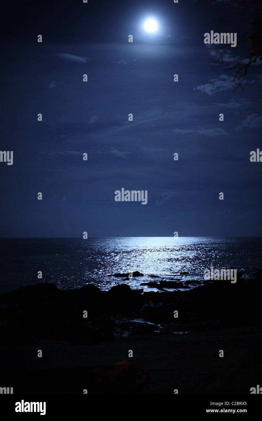 Supermoon Mondschein am Strand von Montezuma scheint. Stockfoto