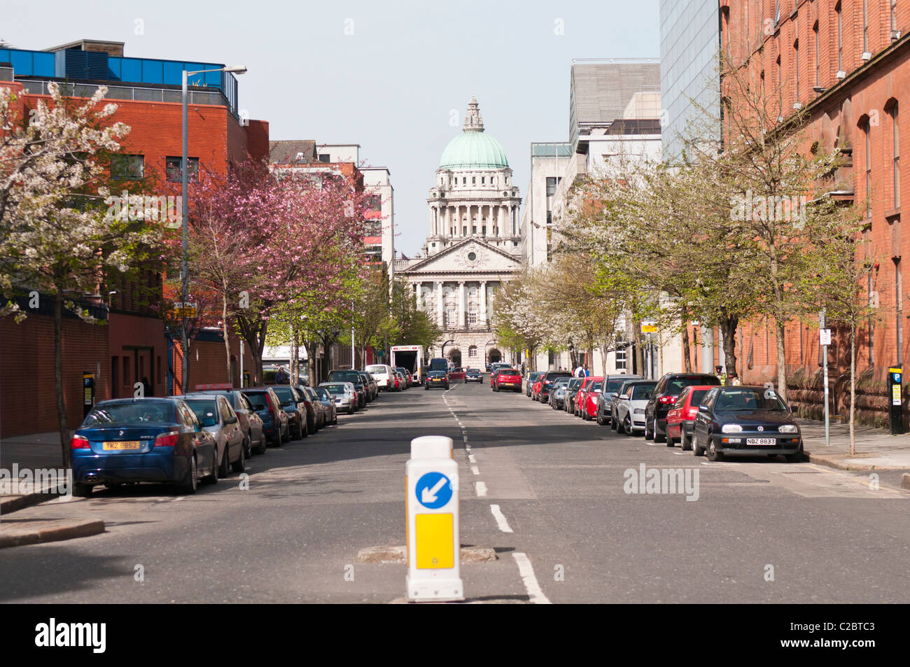 Linenhall Street, Belfast, Blick in Richtung der Belfast City Hall Stockfoto