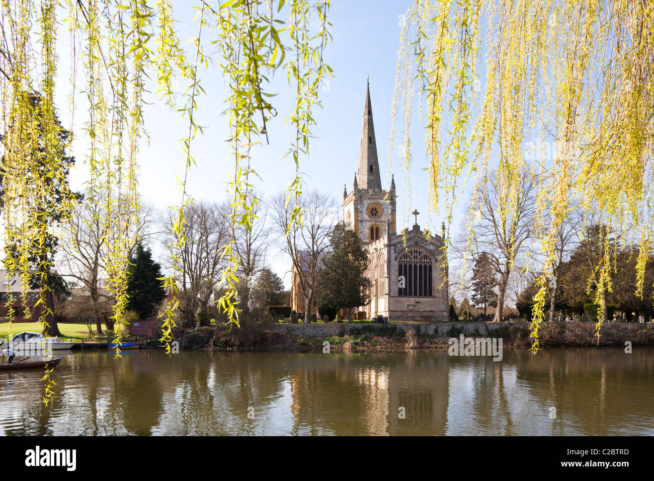 Frühling in der Heiligen Dreifaltigkeit Kirche neben dem Fluss Avon, Stratford-upon-Avon, Warwickshire, England, UK Stockfoto