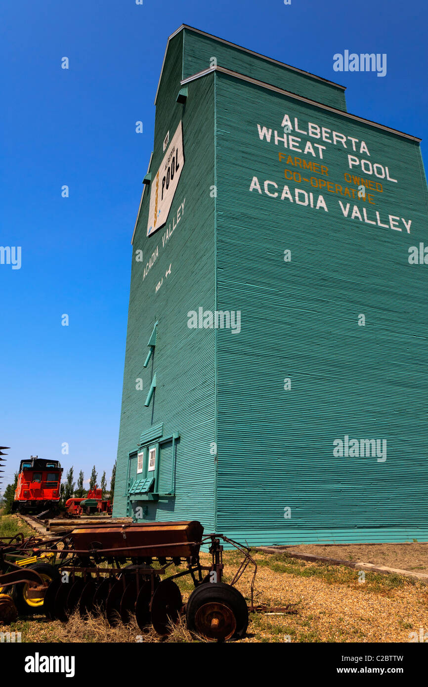 Hölzerne Korn Aufzug und Eisenbahn Abstellgleis des Prairie-Aufzug-Museums in Acadia Valley Alberta Kanada Stockfoto