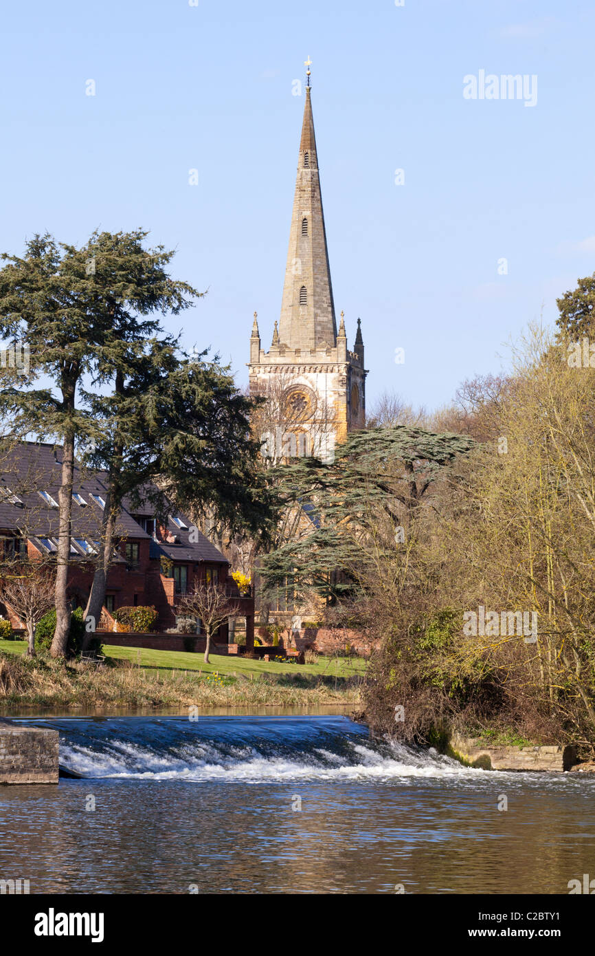 Frühling in der Heiligen Dreifaltigkeit Kirche neben ein Wehr am Fluss Avon, Stratford-upon-Avon, Warwickshire, England, UK Stockfoto