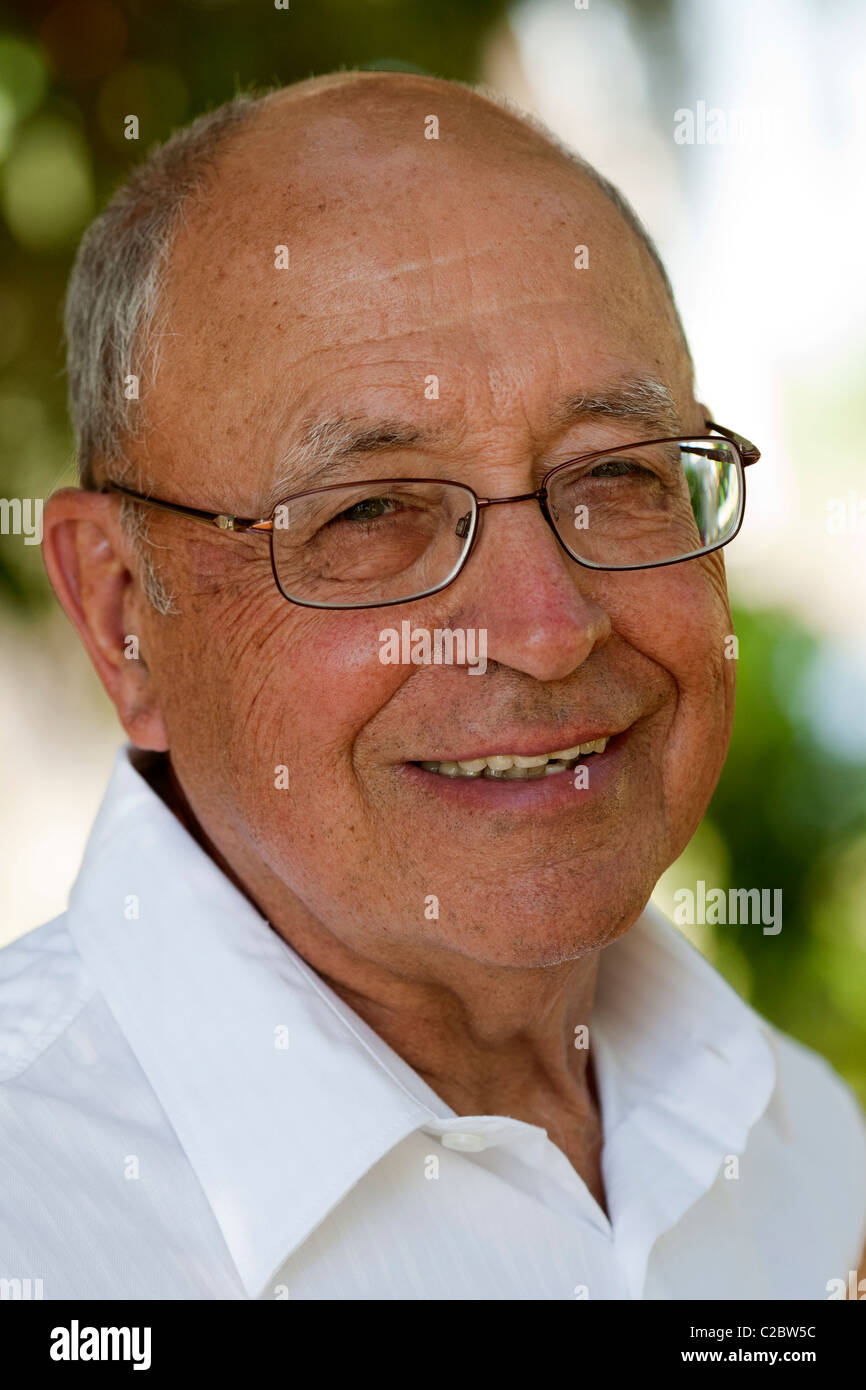 Porträt eines lächelnden älteren Herrn tragen Brillen Stockfoto