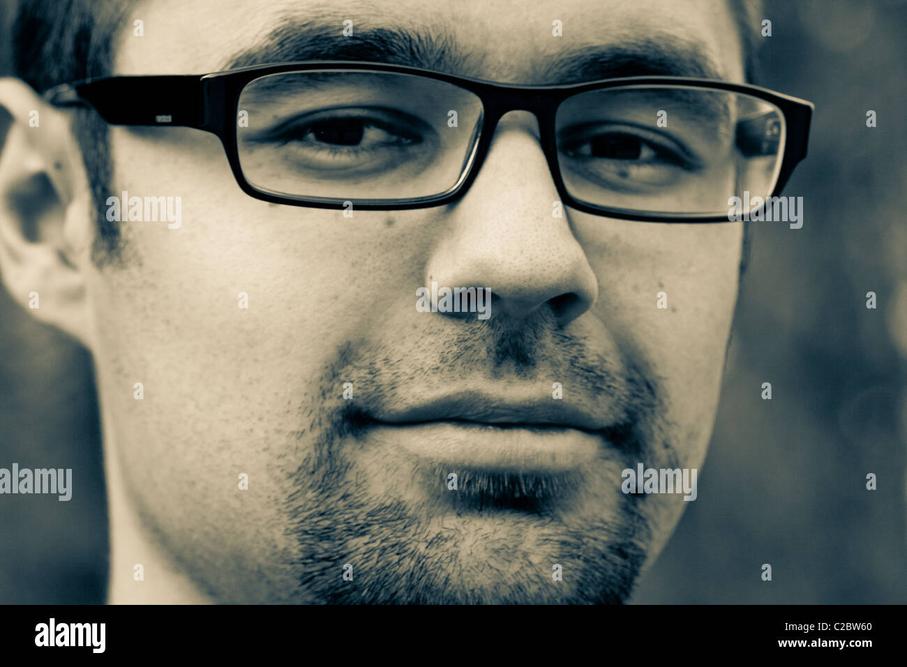 Porträt des Mannes mit Brille hautnah Stockfoto