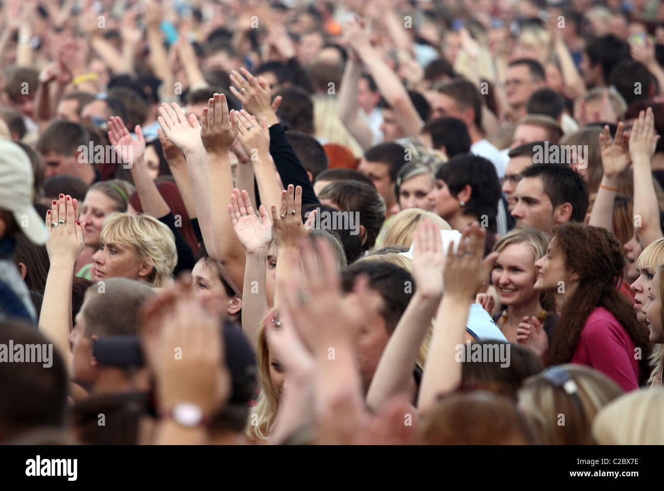 Einer Party Menschenmenge auf ein open Air Konzert, Grodno, Belarus Stockfoto