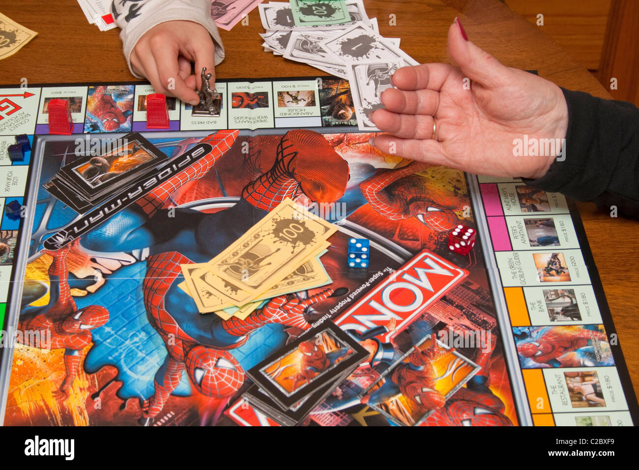 Werfen Würfel Spiderman Monopoly Brettspiel im Gange.  St Paul Minnesota MN USA Stockfoto