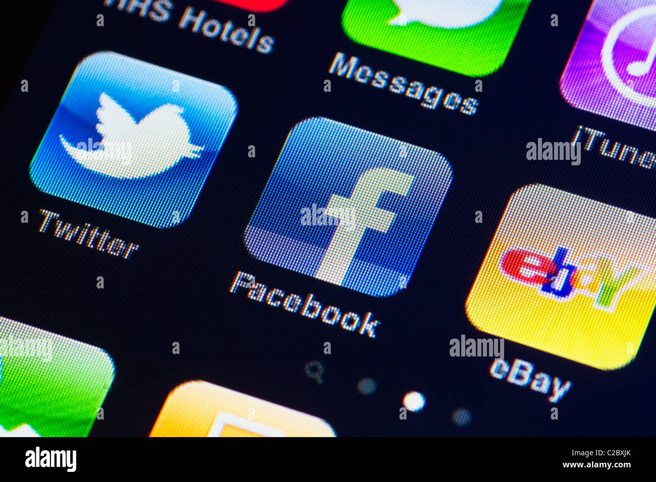 Detailbild des Iphone Touchscreens Makro. Display zeigt apps von Facebook, twitter, Ebay, Itunes und Nachrichten Stockfoto