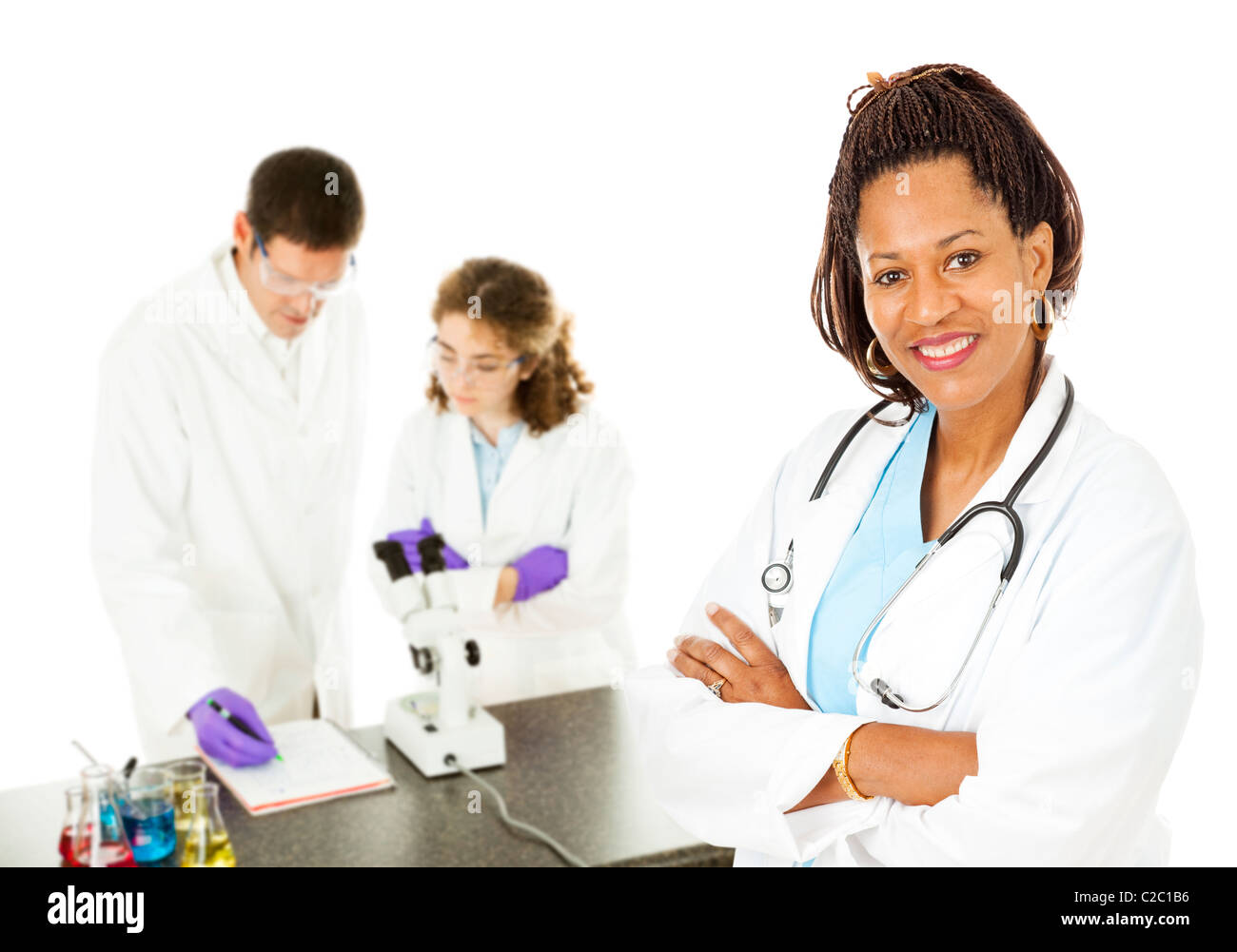 Afrikanisch-amerikanischen Ärztin mit Labor-Techniker im Hintergrund. Isoliert auf weiss. Stockfoto